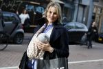 Amsterdam 12 mei 2017
Lieke v Lexmond met baby in draagzak en haar zus Jetteke v Lexmond op de pc hooftstraat