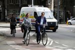 Amsterdam 31 mei 2017 
Lieke v Lexmond en haar man Bas v Veggel op de fiets in Amsterdam.