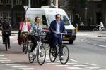 Amsterdam 31 mei 2017 
Lieke v Lexmond en haar man Bas v Veggel op de fiets in Amsterdam.