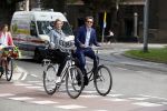 Amsterdam 31 mei 2017 
Lieke v Lexmond en haar man Bas v Veggel op de fiets in Amsterdam.