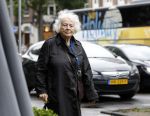Amsterdam 7 juni 2017 
Marjan Berk wandelend op straat