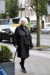 Amsterdam 7 juni 2017 
Marjan Berk wandelend op straat