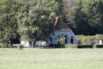 Eefde 26 mei 2017
Boerderij / huis van Matthijs v Nieuwkerk. Een konijn wordt door een hond achterna gezeten.