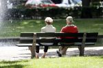 Laren 4 juni 2017 
Twee oudere mensen samen op een bankje bij de eendenvijver in Laren.