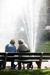 Laren 4 juni 2017 
Twee oudere mensen samen op een bankje bij de eendenvijver in Laren.