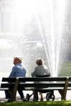 Laren 4 juni 2017 
Twee oudere mensen samen op een bankje bij de eendenvijver in Laren.