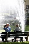 Laren 4 juni 2017 
Twee oudere mensen samen op een bankje bij de eendenvijver in Laren.