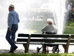 Laren 4 juni 2017 
Twee oudere mensen samen op een bankje bij de eendenvijver in Laren.