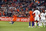 Rotterdam 9 juni 2017
Nederland - Luxemburg in de kuip . De wedstrijd dat Wesley Sneijder record international wordt en waar Ruud Gullit en Dick Advocaat voor het eerst bondscoach en assistent zijn. Yolanthe Sneijder Cabau zit op de tribune met zoons Jessey en Xess Xava