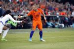 Rotterdam 9 juni 2017
Nederland - Luxemburg in de kuip . De wedstrijd dat Wesley Sneijder record international wordt en waar Ruud Gullit en Dick Advocaat voor het eerst bondscoach en assistent zijn. Yolanthe Sneijder Cabau zit op de tribune met zoons Jessey en Xess Xava