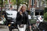 Amsterdam 5 juni 2018
Anita Schuts bellend op straat