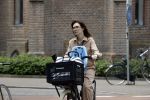 Amsterdam 25 mei 2018
Carice v Houten op de fiets in Amsterdam zuid