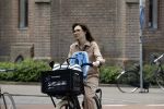 Amsterdam 25 mei 2018
Carice v Houten op de fiets in Amsterdam zuid