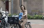 Amsterdam 25 mei 2018
Carice v Houten op de fiets in Amsterdam zuid