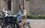 Amsterdam 25 mei 2018
Carice v Houten op de fiets in Amsterdam zuid