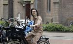 Amsterdam 25 mei 2018
Carice v Houten op de fiets in Amsterdam zuid