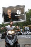 Amsterdam 24 mei 2018
Dave Roelvink op zijn Piaggio MP3 motor voor zijn Bad Habbit Club Abri op de stadhouderskade.