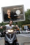 Amsterdam 24 mei 2018
Dave Roelvink op zijn Piaggio MP3 motor voor zijn Bad Habbit Club Abri op de stadhouderskade.