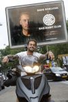 Amsterdam 24 mei 2018
Dave Roelvink op zijn Piaggio MP3 motor voor zijn Bad Habbit Club Abri op de stadhouderskade.