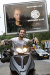 Amsterdam 24 mei 2018
Dave Roelvink op zijn Piaggio MP3 motor voor zijn Bad Habbit Club Abri op de stadhouderskade.