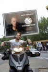 Amsterdam 24 mei 2018
Dave Roelvink op zijn Piaggio MP3 motor voor zijn Bad Habbit Club Abri op de stadhouderskade.