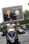 Amsterdam 24 mei 2018
Dave Roelvink op zijn Piaggio MP3 motor voor zijn Bad Habbit Club Abri op de stadhouderskade.
