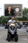 Amsterdam 24 mei 2018
Dave Roelvink op zijn Piaggio MP3 motor voor zijn Bad Habbit Club Abri op de stadhouderskade.