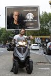Amsterdam 24 mei 2018
Dave Roelvink op zijn Piaggio MP3 motor voor zijn Bad Habbit Club Abri op de stadhouderskade.