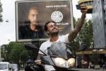 Amsterdam 24 mei 2018
Dave Roelvink op zijn Piaggio MP3 motor voor zijn Bad Habbit Club Abri op de stadhouderskade.