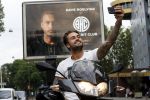 Amsterdam 24 mei 2018
Dave Roelvink op zijn Piaggio MP3 motor voor zijn Bad Habbit Club Abri op de stadhouderskade.