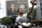 Amsterdam 24 mei 2018
Dave Roelvink op zijn Piaggio MP3 motor voor zijn Bad Habbit Club Abri op de stadhouderskade.