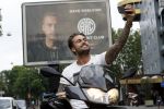 Amsterdam 24 mei 2018
Dave Roelvink op zijn Piaggio MP3 motor voor zijn Bad Habbit Club Abri op de stadhouderskade.