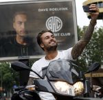 Amsterdam 24 mei 2018
Dave Roelvink op zijn Piaggio MP3 motor voor zijn Bad Habbit Club Abri op de stadhouderskade.