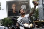 Amsterdam 24 mei 2018
Dave Roelvink op zijn Piaggio MP3 motor voor zijn Bad Habbit Club Abri op de stadhouderskade.