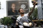 Amsterdam 24 mei 2018
Dave Roelvink op zijn Piaggio MP3 motor voor zijn Bad Habbit Club Abri op de stadhouderskade.
