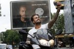 Amsterdam 24 mei 2018
Dave Roelvink op zijn Piaggio MP3 motor voor zijn Bad Habbit Club Abri op de stadhouderskade.