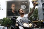 Amsterdam 24 mei 2018
Dave Roelvink op zijn Piaggio MP3 motor voor zijn Bad Habbit Club Abri op de stadhouderskade.