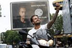 Amsterdam 24 mei 2018
Dave Roelvink op zijn Piaggio MP3 motor voor zijn Bad Habbit Club Abri op de stadhouderskade.