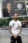 Amsterdam 24 mei 2018
Dave Roelvink op zijn Piaggio MP3 motor voor zijn Bad Habbit Club Abri op de stadhouderskade.