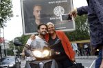 Amsterdam 24 mei 2018
Dave Roelvink op zijn Piaggio MP3 motor voor zijn Bad Habbit Club Abri op de stadhouderskade.
