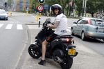 Amsterdam 24 mei 2018
Dave Roelvink op zijn Piaggio MP3 motor voor zijn Bad Habbit Club Abri op de stadhouderskade.