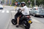Amsterdam 24 mei 2018
Dave Roelvink op zijn Piaggio MP3 motor voor zijn Bad Habbit Club Abri op de stadhouderskade.