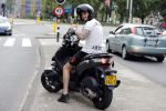 Amsterdam 24 mei 2018
Dave Roelvink op zijn Piaggio MP3 motor voor zijn Bad Habbit Club Abri op de stadhouderskade.