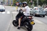 Amsterdam 24 mei 2018
Dave Roelvink op zijn Piaggio MP3 motor voor zijn Bad Habbit Club Abri op de stadhouderskade.
