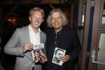 Katwijk 14 mei 2018
Boekpresentatie Dirk Kuyt in aanwezigheid van zijn kinderen en vrouw Gertrude. Dirk met de schrijver Jaap de Groot