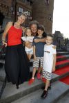 Haarzuilens 6 juni 2018
Opening expositie in kasteel de haar met oa Rene Mioch Annewil Blankers Renee Soutendijk en Willeke v Ammelrooij. Dirk Zeelenberg met zijn vrouw Suus en hun kinderen