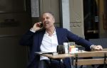 Amsterdam 24 mei 2018
Eric Kuster bellend op terras