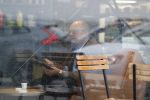 Amersfoort 8 juni 2018
Fred Teeven drinkt kopje koffie met een relatie bij de starbucks.