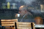 Amersfoort 8 juni 2018
Fred Teeven drinkt kopje koffie met een relatie bij de starbucks.