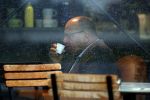Amersfoort 8 juni 2018
Fred Teeven drinkt kopje koffie met een relatie bij de starbucks.